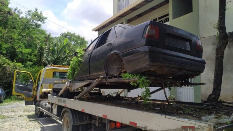 Continua a retirada de veículos abandonados em Divinópolis