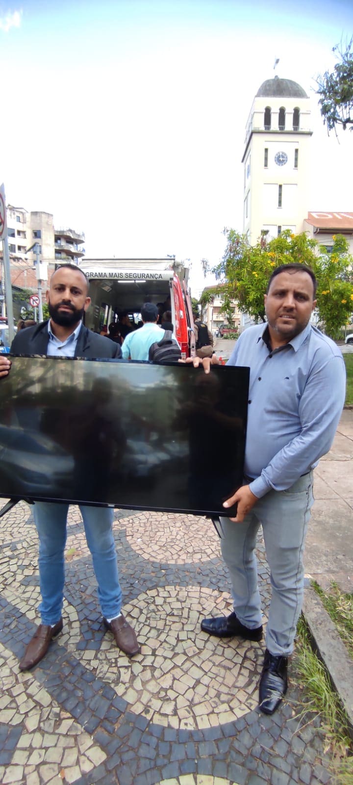 Vereadores encontram Tv roubada durante fiscalização no bairro Rancho Alegre