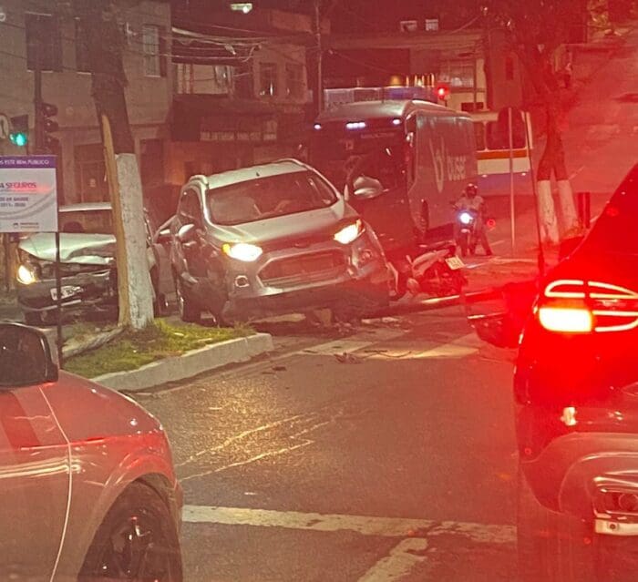 Acidente derruba semáforo na Avenida JK