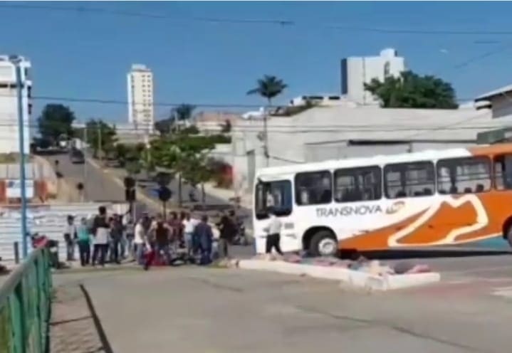 Acidente entre moto e ônibus deixa homem e criança feridos em Nova Serrana