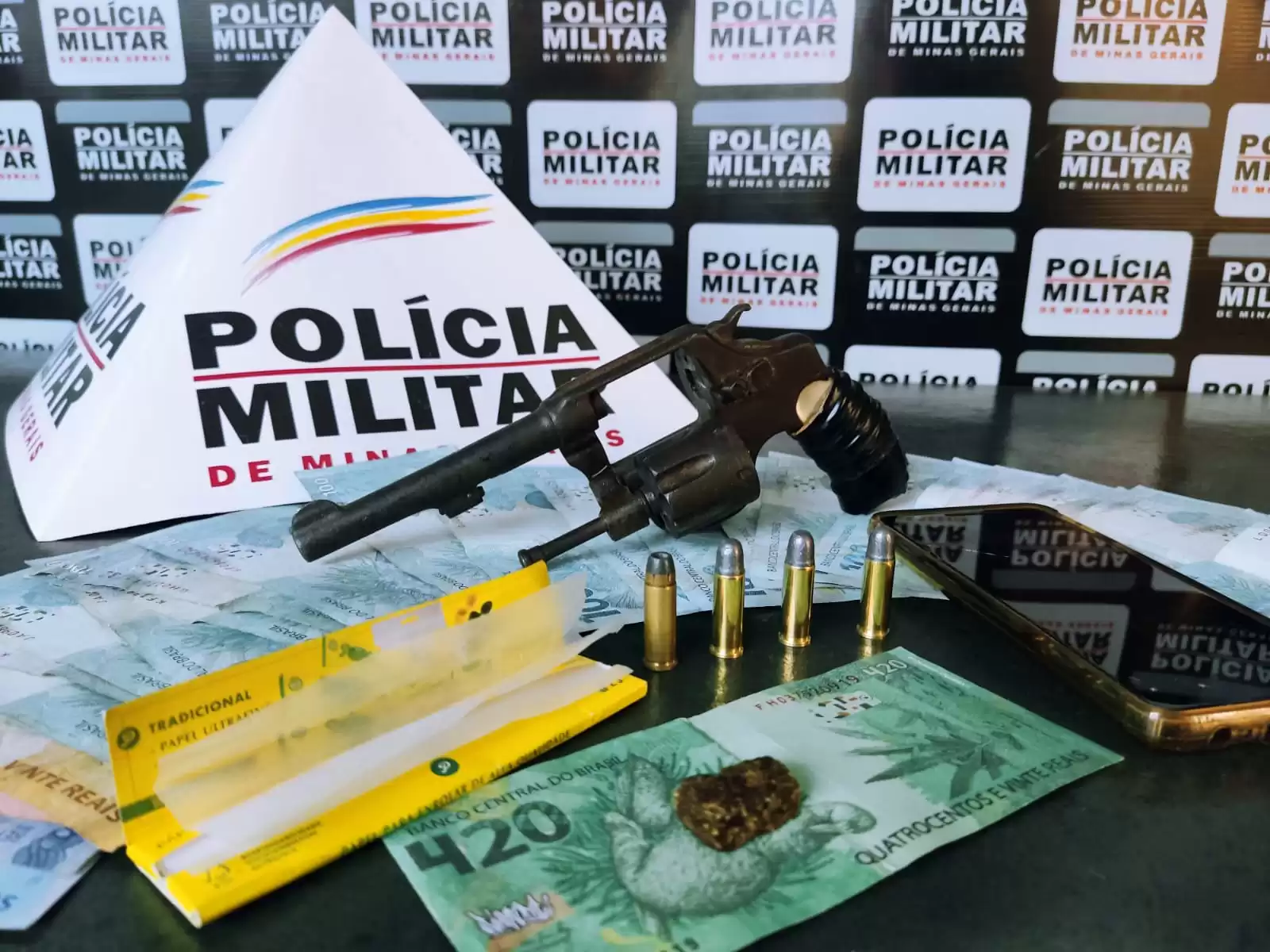 PM encontra cédula falsa de 420 reais, com bicho-preguiça e folha de maconha, em Pitangui
