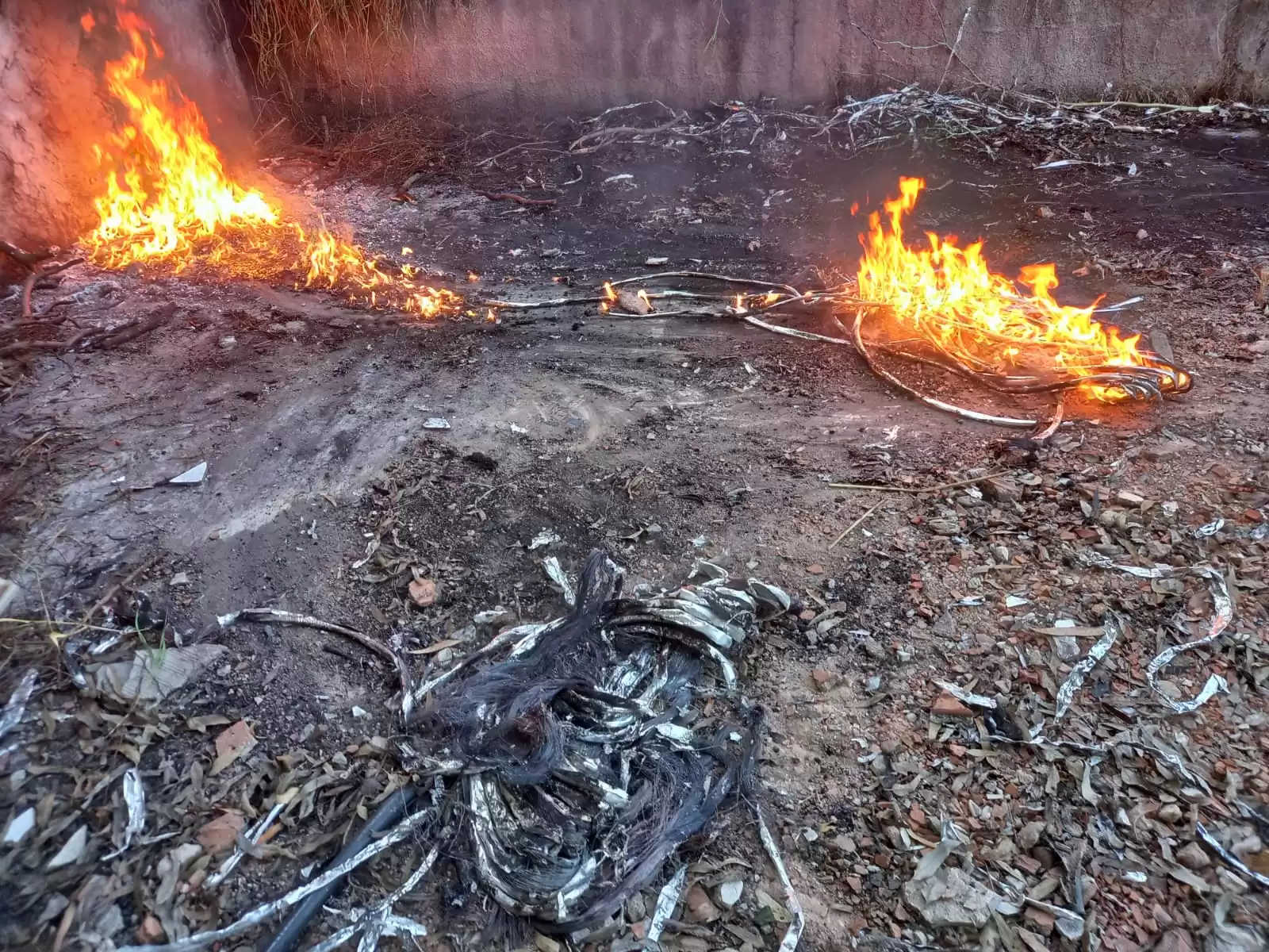 Dupla é presa queimando fios para apurar o cobre no bairro Santos Dumont