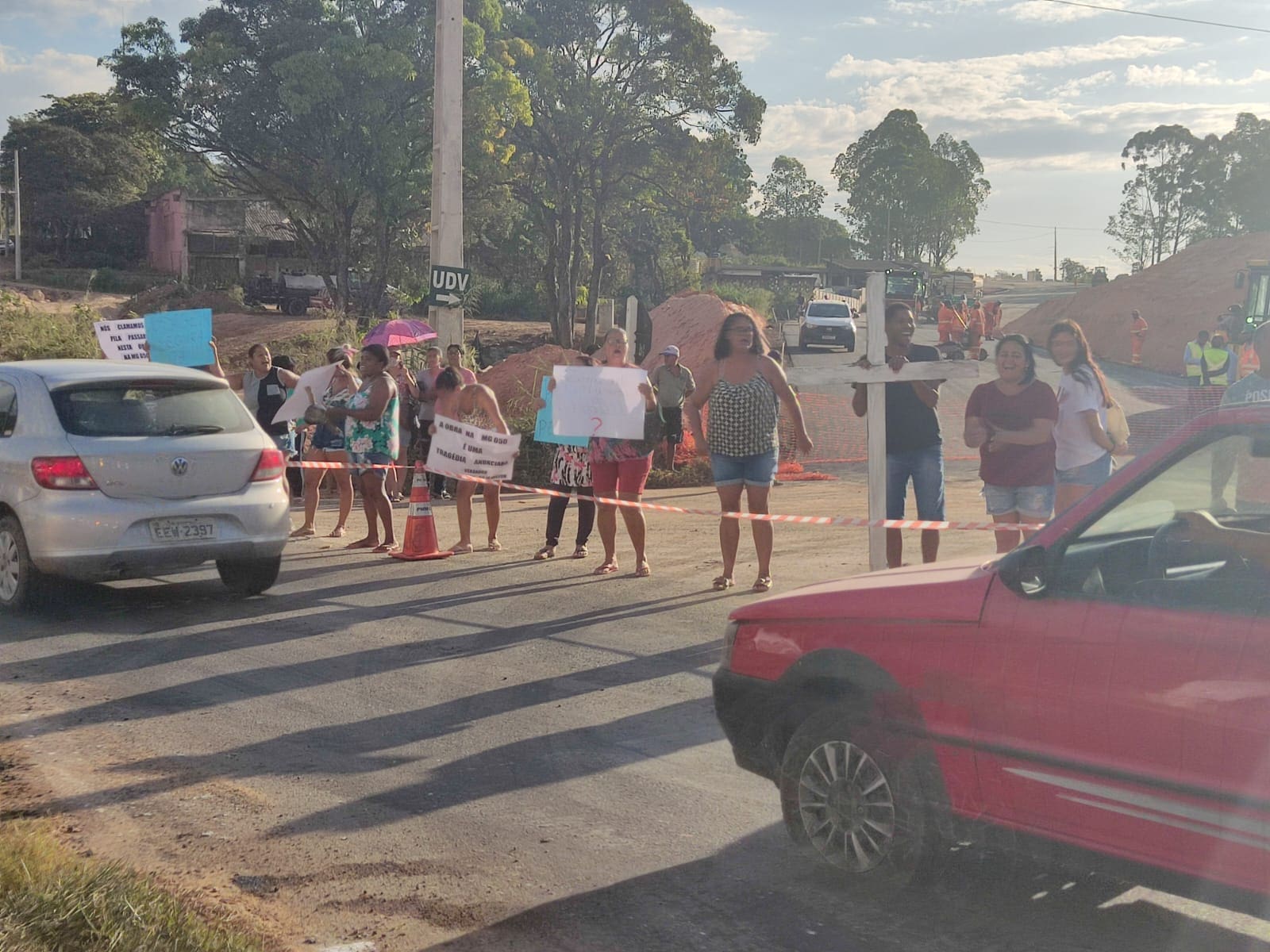 População manifesta pedindo passarela nas obras da MG-050 em Divinópolis