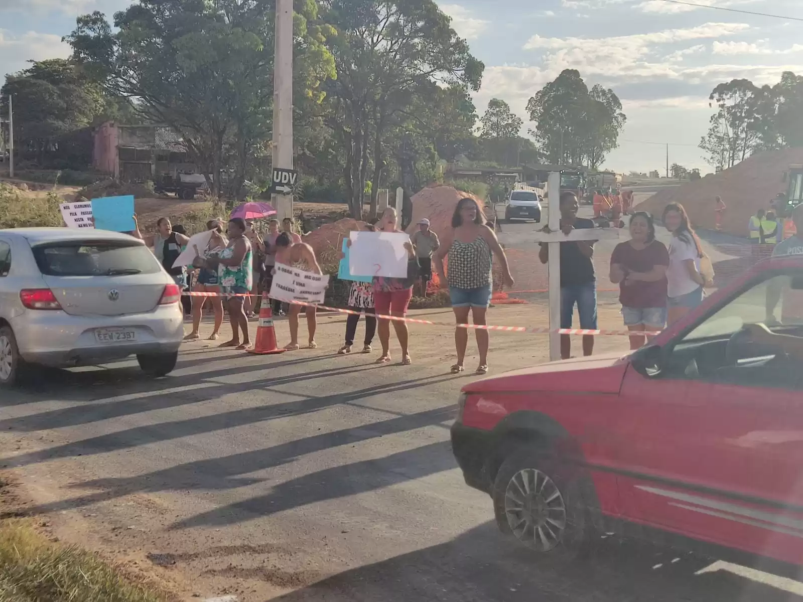 População manifesta pedindo passarela nas obras da MG-050 em Divinópolis
