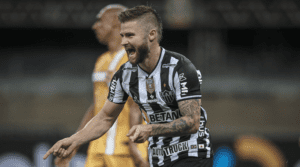 Hulk e Vargas marcam, mas Atl&eacute;tico leva empate do Goi&aacute;s com direito a gol de Apodi e volta a trope&ccedil;ar