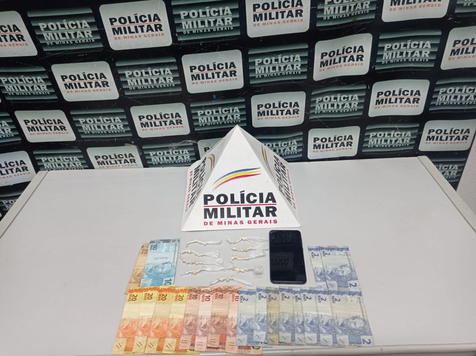 PM prende jovem por tráfico de drogas
