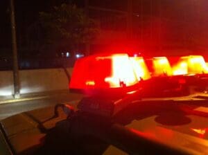 Homem é preso após tentar agredir policiais com foice, em Igaratinga