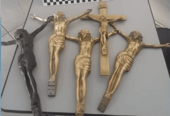 Mulher é presa por roubo de crucifixos em cemitério de Lagoa da Prata