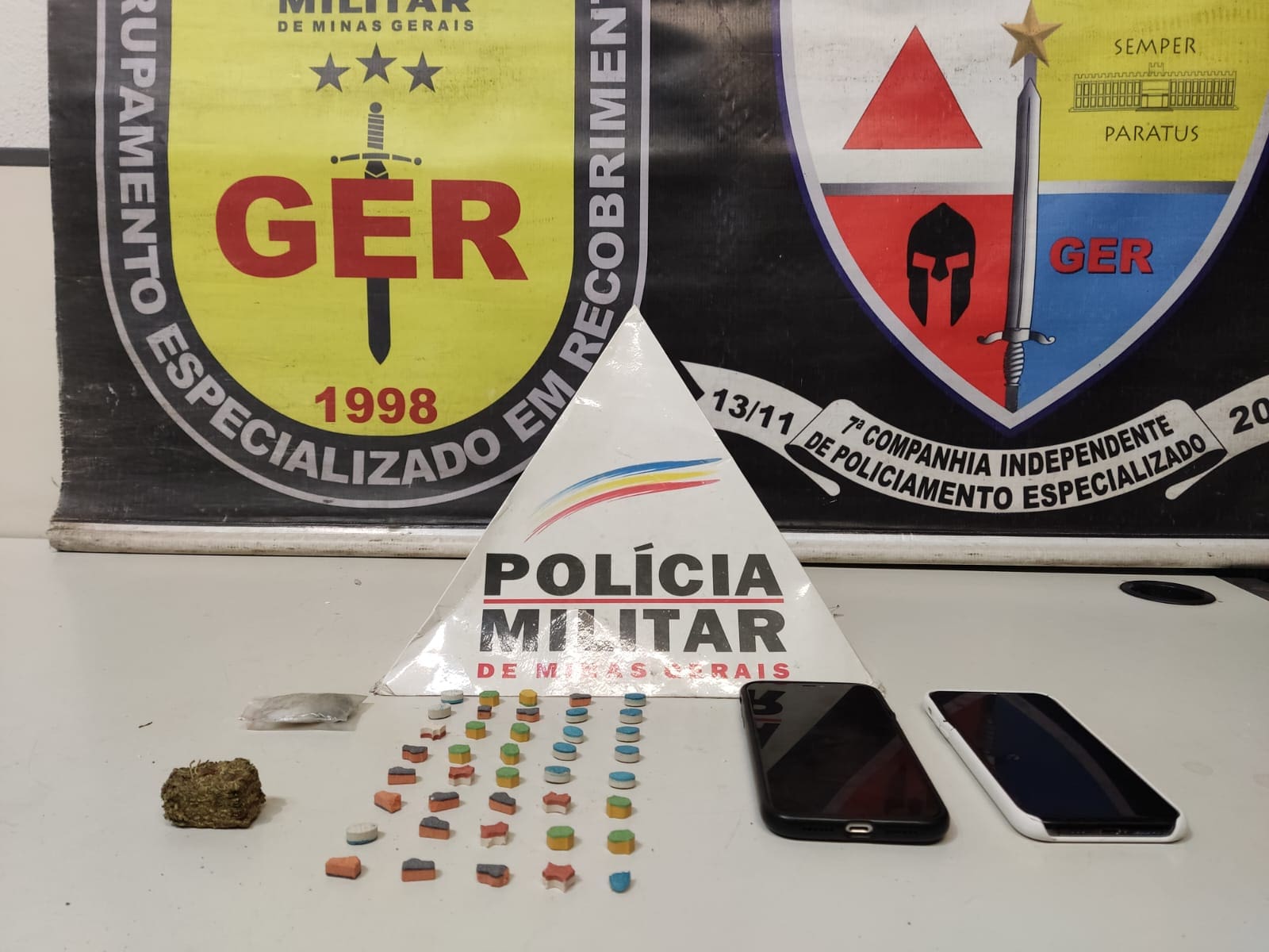 PM apreende celulares e drogas