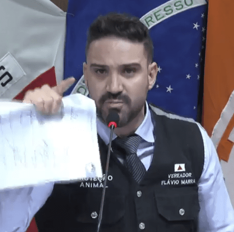 Vereador Fl&aacute;vio Marra se retrata com o CREVISA