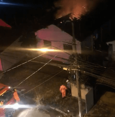 Vídeo: Incêndio destrói casa no Esplanada em Divinópolis