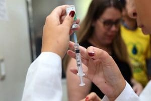 Vacina&ccedil;&atilde;o contra gripe e sarampo &eacute; prorrogada
