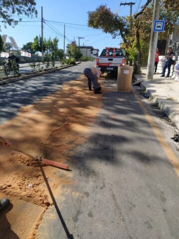 Interdi&ccedil;&atilde;o tempor&aacute;ria da via devido a derramamento de &oacute;leo na pista