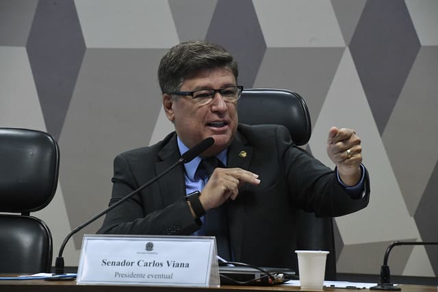 Senador Carlos Viana recebe troféu da ANAC pela modernização do setor; acompanhe entrevista