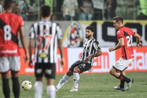 El Turco v&ecirc; maturidade e elogia a for&ccedil;a da torcida.