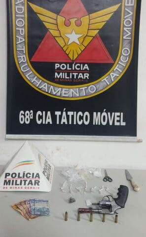 Polícia Militar apreende drogas e arma de fogo.