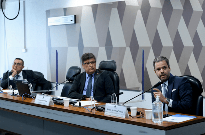 Gratuidade do despacho de bagagem op&otilde;e empresas a&eacute;reas e consumidores