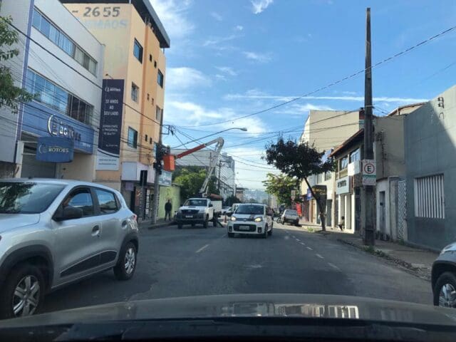 Atenção Motoristas: Manutenção em rede elétrica causa transtorno no trânsito na área central de Divinópolis