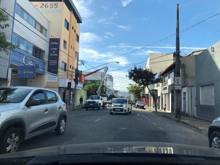 Atenção Motoristas: Manutenção em rede elétrica causa transtorno no trânsito na área central de Divinópolis