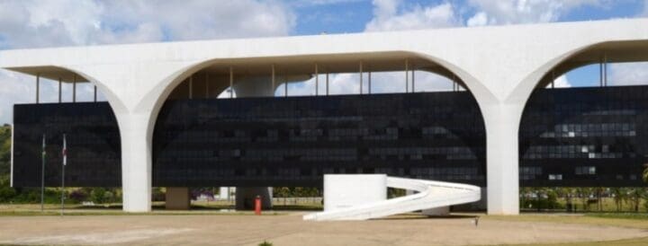 Servidores estaduais recebem salários com reajuste de 10,06%