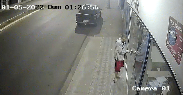 URGENTE: Bandido tenta furtar loja na Av. JK em Divin&oacute;polis; veja v&iacute;deo