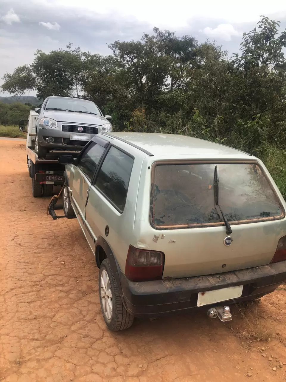 Carros são localizados em meio a mata na comunidade rural de Buritis