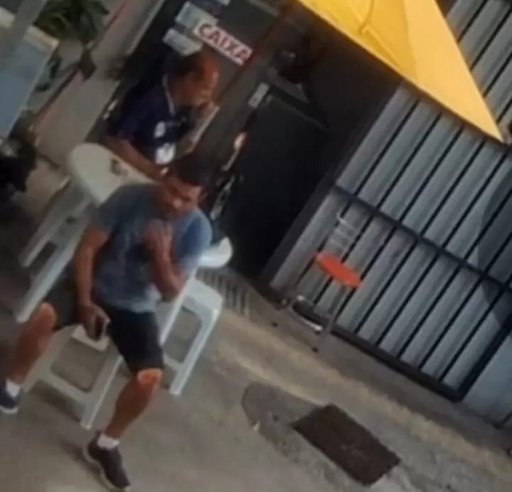 Vídeo: homem furta caixa de loja no Centro de Divinópolis