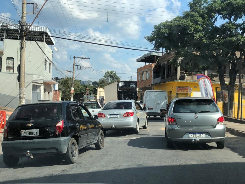 Avenida Magalhães Pinto com trânsito complicado nesta sexta-feira 13