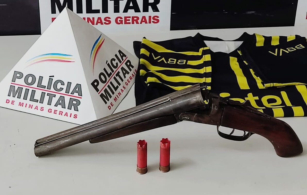 Arma e munições são encontradas em lote vago na cidade de Nova Serrana