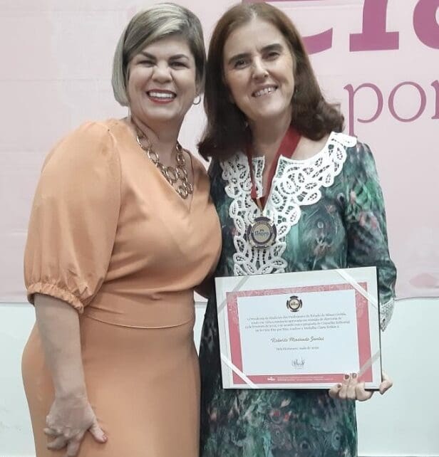 Sinpro Minas entrega medalha Clara Zetkin à divinopolitana Roberta Machado Santos