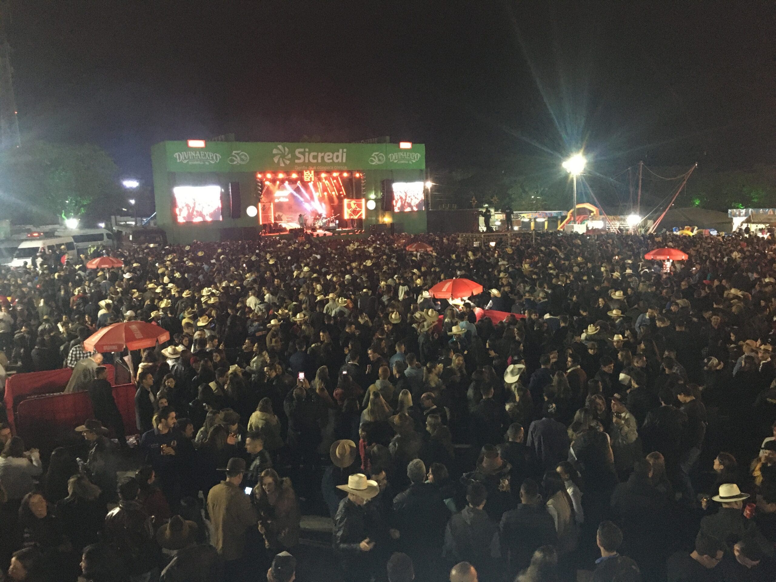 Uma multidão acompanha show principal da noite no Prato Rural