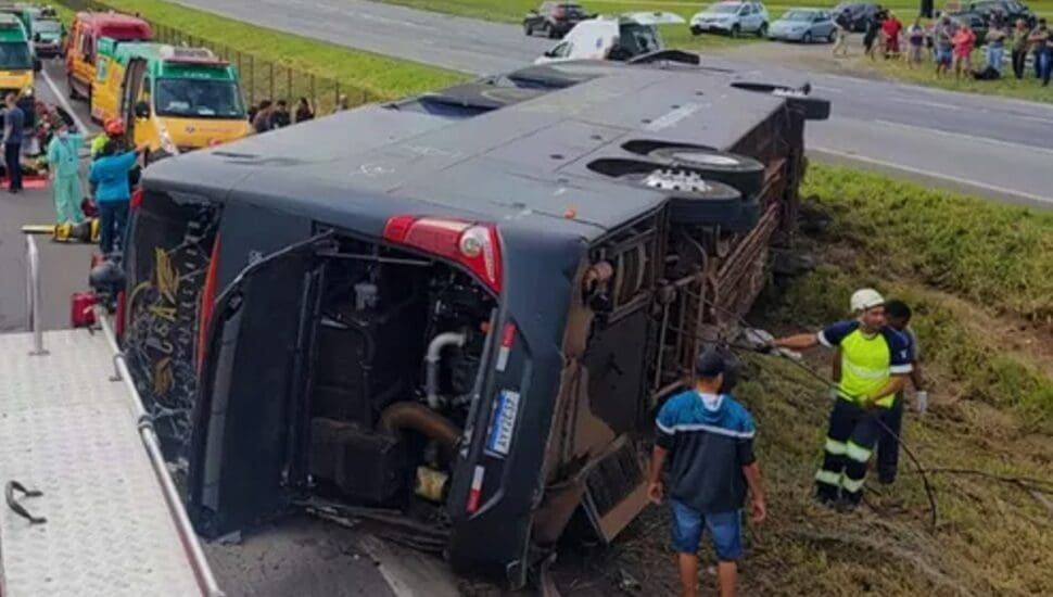 Cantor sertanejo é uma das vitimas fatais de grave acidente de ônibus em rodovia no interior de SP; seis mortes já foram confirmadas