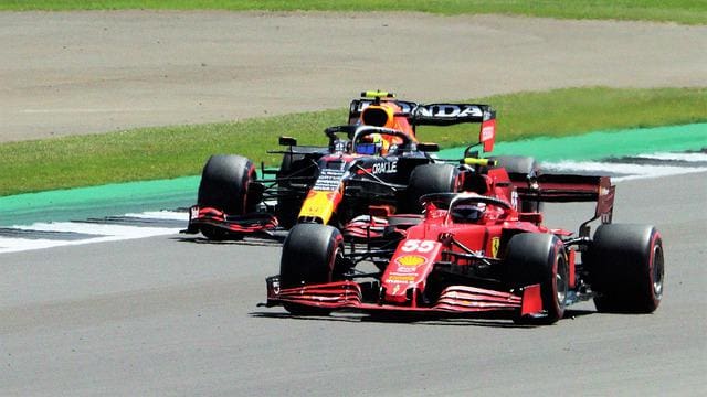 No novo circuito de Miami de F1, Verstappen vence e cola em Leclerc.