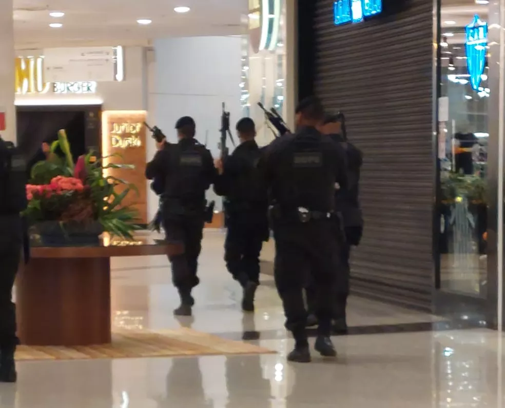 Vídeo: Homens armados assaltam joalheira dentro de shopping em BH