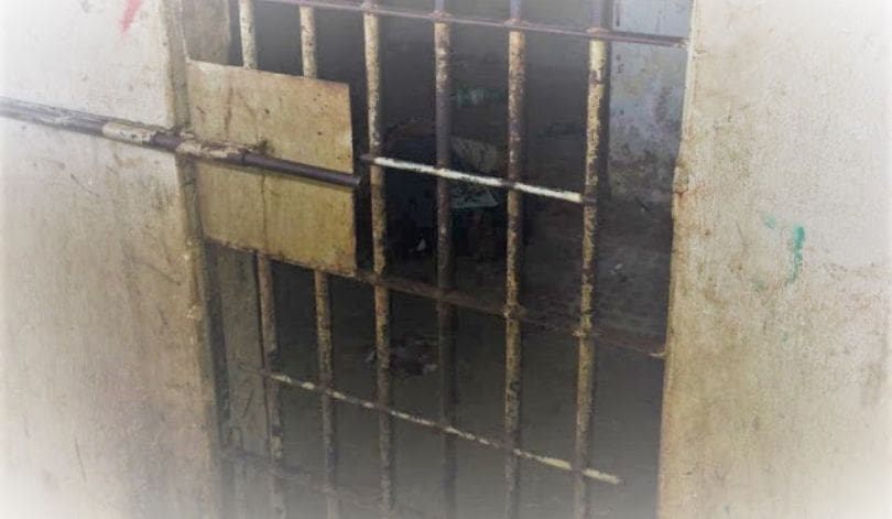 Homem foge da prisão em delegacia de Divinópolis; policial se machuca na busca