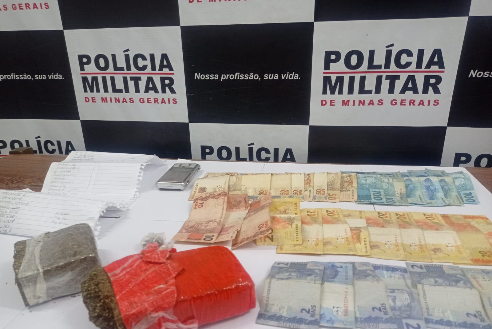 Dois acusados são detidos pela PM na cidade de Araújos