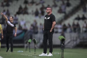 &ldquo;Veya git vega &ccedil;atırtı&rdquo; traduzindo do turco: &ldquo;Ou vai ou racha&rdquo;. Domingo pode ser o adeus de Mohamed.