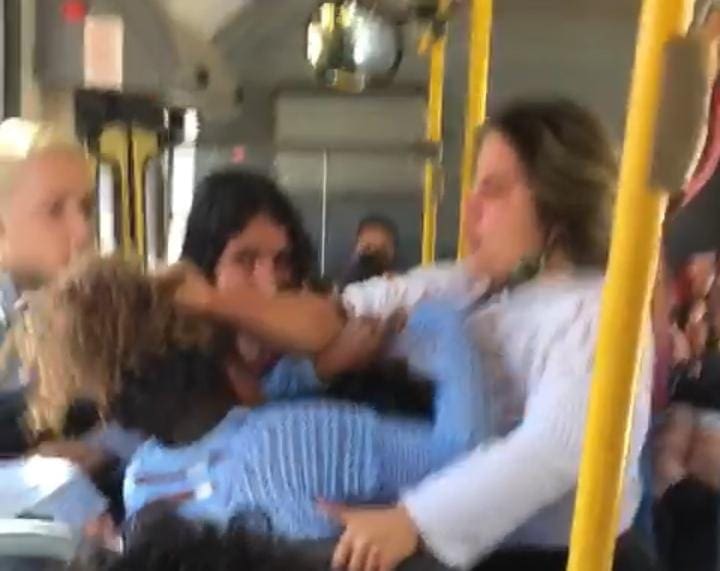 Vídeo mostra briga de mulheres dentro de ônibus no Icaraí