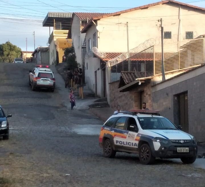 Trio é preso após assalto com idoso refém e perseguição em Divinópolis