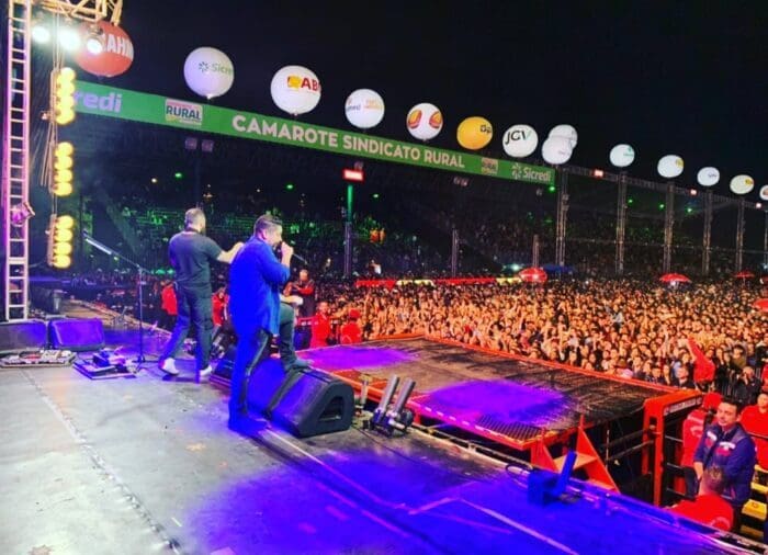 Coral com milhares de vozes marca noite da Divinaexpo, duplas Jorge & Mateus e Clayton & Romário fizeram a festa até a madrugada.