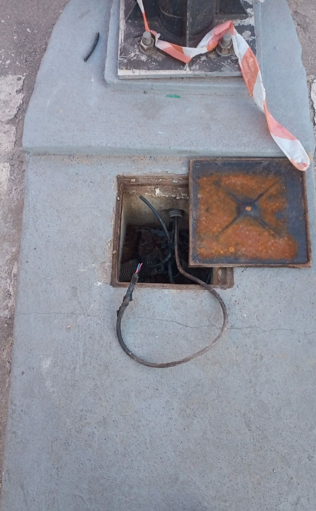 Furto de cabos causa desligamento de semáforo na Rua Goiás, rua está interditada