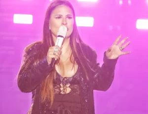 Simone se apresenta sozinha após afastamento de Simaria