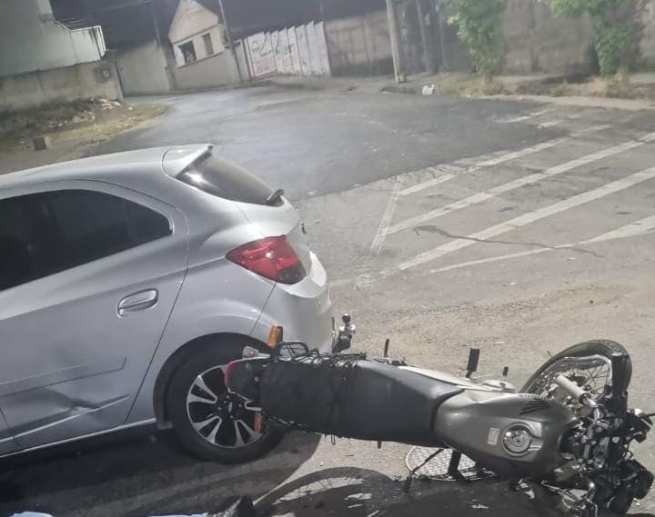 Acidente entre carro e moto deixa dois feridos no Centro de Divinópolis