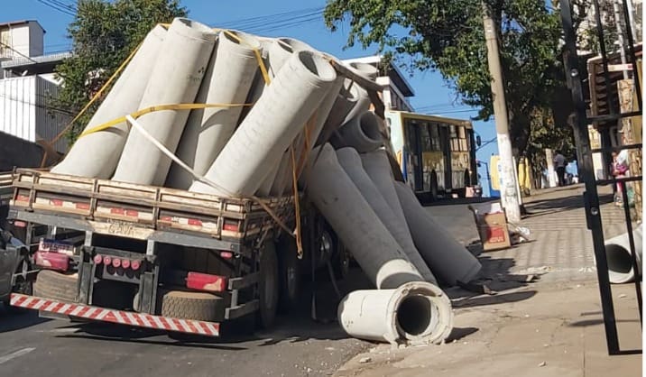 Caminhão com problemas na carga no bairro Porto Velho e Settrans interdita a rua Goiás