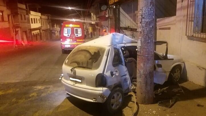 Motorista com sinais de embriaguez fica ferido ao bater carro contra poste em Formiga