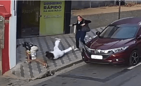 Vídeo: mulher é assaltada e tenta reagir no Centro de Itaúna