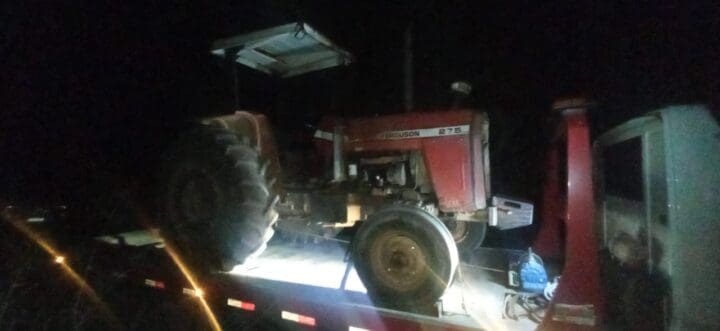 Divinópolis: Polícia prende acusado por porte ilegal de arma de fogo e recupera trator furtado