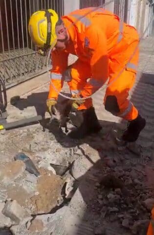 Corpo de Bombeiros salva gato preso em tubulação