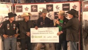 Campe&atilde;o da PBR em Divin&oacute;polis recebe pr&ecirc;mio de R$ 50 mil