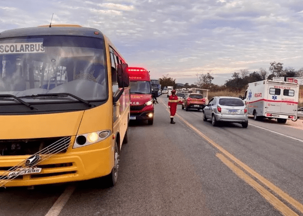 Motorista de ônibus escolar morre na BR-262, em Nova Serrana